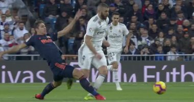 النيران الصديقة تمنح ريال مدريد الهدف الأول على فالنسيا بالدقيقة 8.. فيديو