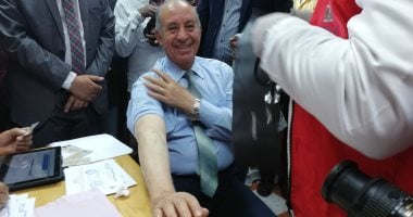 صور.. محافظ البحر الأحمر يجرى تحليل فيرس "سى" بمستشفى الغردقة