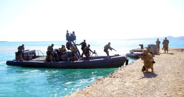 القوات البحرية المصرية والفرنسية تنفذان تدريبا بحريا عابرا بالبحر الأحمر