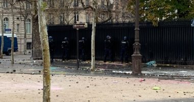 صورة.. جنود فرنسيون يتبولون عند سياج سفارة قطر بباريس