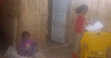 "مأساة" أسرة تعيش فى عشة من القش برأس البر وتستغيث بمحافظ دمياط