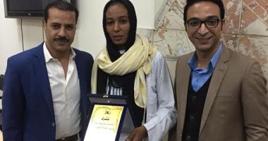 تكريم "مروة العبد" فتاة التروسيكل بمكتبة مصر العامة بالكرنك 