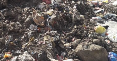تراكمات من القمامة والمخلفات بطريق السماد فى أسوان 