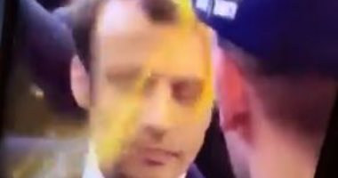 إيمانويل ماكرون يتعرض لموقف محرج أثناء تفقده المظاهرات.. فيديو وصور
