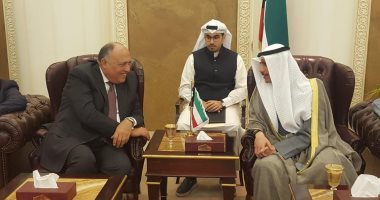 مرزوق الغانم يسلم وزير الخارجية نسخة من دستور الكويت المستمد من نظيره المصرى