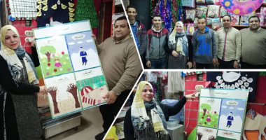 قصة نجاح سيدة فى سوهاج تصنع الوسائل التعليمية والعرائس بمنزلها لترويجها على المدارس.. افتتحت مكتبة كبيرة بتمويل من جهاز المشروعات لعرض منتجاتها.. منال: أصنع المجسمات وأروج منتجاتى بالصعيد وأعمل 12 ساعة يوميا