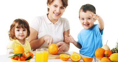بلاش عصاير مسكرة.. اعرف ازاى تقدم الفاكهة بأشكال مختلفة وصحية أكتر لطفلك 