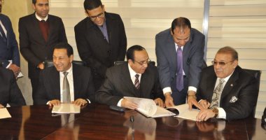 حسن راتب يوقع عقد شراء أرض الجامعة الدولية بالعاصمة الإدارية.. ويؤكد: تضم كليات مختلفة من الجامعات العشر الأول على مستوى العالم.. ونعمل على أن تكون رائدة التنوير فى العاصمة الإدارية الجديدة.. صور