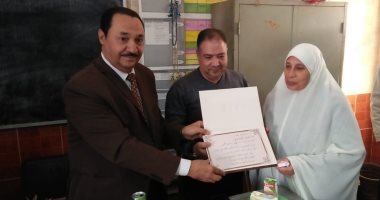 صحة بنى سويف تكريم فنى معمل بلغ سن المعاش دون جزاءات