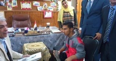 مدير تعليم القليوبية يكرم طالب ذوى الإعاقة ويستجيب لطلبه لنقله للدور الأرضى