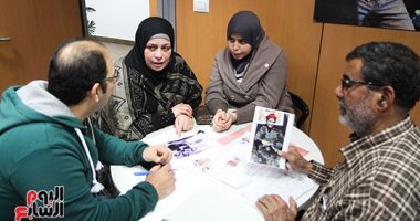 صور.. صرخة أم تبحث عن ابنتها المختفية من سنة