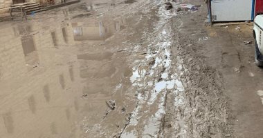 مياه الأمطار تحول شارع الجامع فى الإسكندرية لبرك طينية وتشل حركة المواطنين