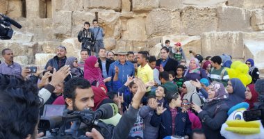 صور.. زاهى حواس يصطحب الأطفال ذوى الاحتياجات الخاصة فى جولة بالأهرامات 