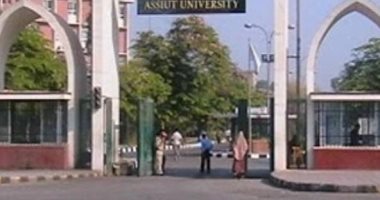 فصل طالب اعتدى بـ"مشرط" على أستاذ بكلية العلوم.. وجامعة أسيوط: مريض نفسى