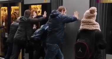اللى يحب النبى يزق.. شاهد أغرب طلب من سائق قطار بريطانى للركاب