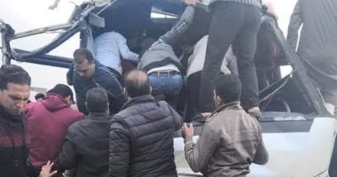 نقل طالبين من مصابى أتوبيس الجامعة الخاصة للزقازيق الجامعى فى حالة خطر