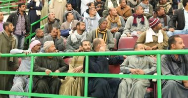 محافظ قنا ورئيس مشروعات التعمير يلتقيان منتفعى أراضى الرى 