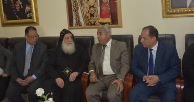 محافظ أسوان يزور أسقف مطرانية أسوان للاطمئنان على صحته