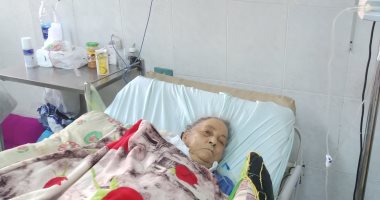 طبيب يتسبب فى حالة ذعر لسيدة ثمانينية بمستشفى بنها الجامعى.. صور