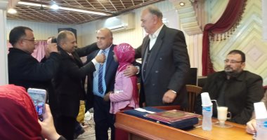 نقابة المعلمين بدمياط تكرم المدرس والطالبة بسملة بطلى واقعة التنمر.. صور