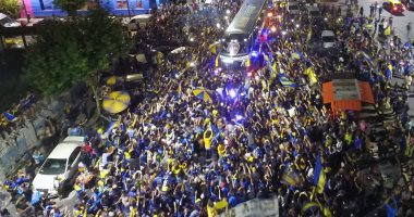 شاهد.. بوكا جونيورز يتجه إلى مدريد وسط كرنفال جماهيرى قبل لقاء ريفر