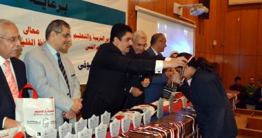 محافظ القليوبية يكرم 20 طالبا مخترعا بمعرض العلوم بهندسة بنها