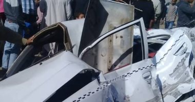 قارئ يشارك بصور حادث تصادم قطار بـ"تاكسى" على مزلقان بشتيل فى الجيزة  