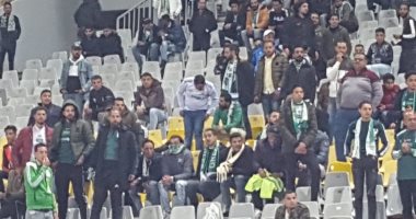 صور.. توافد جماهير الزمالك والمصرى على مدرجات برج العرب