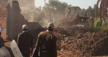 صور.. إزالة 41 حالة تعد على الاراضى الزراعية بمركز إطسا الفيوم
