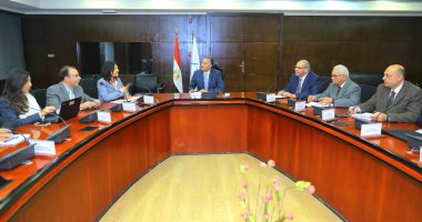 وزير النقل يلتقى وفد البنك الدولى لبحث التعاون فى مجال السكك الحديدية