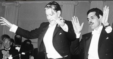 قصة صورة.. عمر الشريف و بيتر أوتول يرقصان فى افتتاح "لورانس العرب" 1962