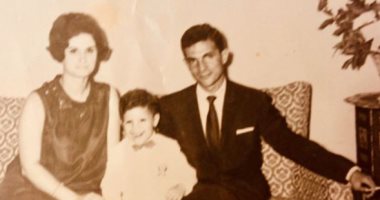زمان وأنا صغير .. نجم سينما فى طفولته برفقة والديه.. اعرف هو مين 