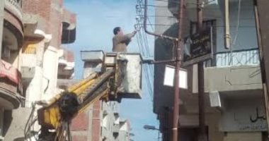 رفع القمامة وإصلاح أعطال المياه وإنارة أعمدة الكهرباء بفاقوس فى الشرقية