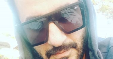 بيسأل الجمهور.. أحمد حلمى بيضرب على حاجة صحابه شوف لو لايقة عليه