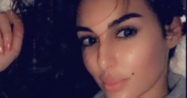 ياسمين صبرى مريضة بعد 10 ساعات طيران خلال سفرها كوريا 