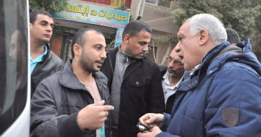 محافظ الجيزة يكافئ عامل نظافة لتفانيه فى العمل
