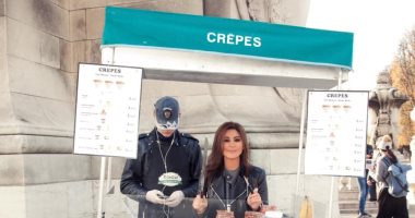 صور.. إليسا بائعة شوكولاتة فى باريس