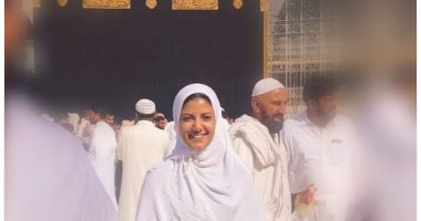 الحمدلله.. المطربة ياسمين على تؤدى مناسك العمرة وتشارك جمهورها بصورة من الحرم 