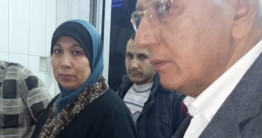 محافظ الدقهلية بالمستشفى الدولى للاطمئنان على موظف صُعِق أثناء عمله