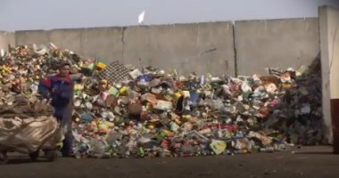 فيديو جراف.. تحول ساحة "سوق قطر المركزى" لمقلب نفايات يهدد بكارثة صحية
