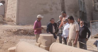 صور.. أمين الأعلى للآثار يتابع إعادة تمثال رمسيس الثانى لواجهة معبد الأقصر