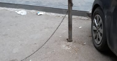 قارئ يشكو من ظاهرة الحواجز الحديدية أمام المحال التجارية بالمهندسين