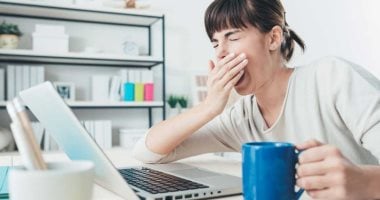 5 عادات غير صحية.. منها تناول الطعام أثناء مشاهدة التليفزيون والتسوق ببذخ