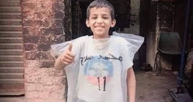 حب محمد صلاح دفء حتى لو كيس بلاستيك .. شاهد عشق طفل للفرعون على طريقته