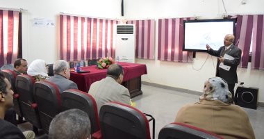 صور.. رئيس جامعة بنى سويف يشهد تجربة استخدام الشاشات الذكية بكلية العلوم