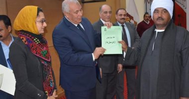 تسليم عقود تقنين اراضى وضع اليد بالوادى الجديد وتكريم اوائل المنتفعين  