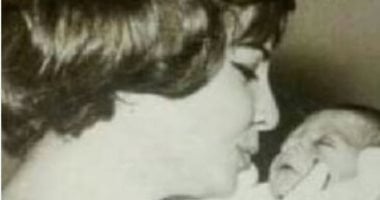 شاهد.. مين الطفلة اللى شايلاها الفنانة الراحلة شادية؟
