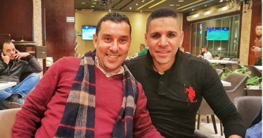 صخرة دفاع الأهلى يعيد ذكريات موسم 2006 بنشر صورة مع أنيس بوجلبان