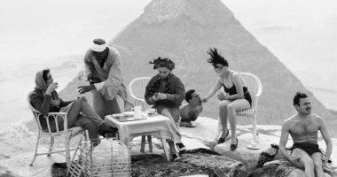 فيديو.. قصة صورة لحفلة شاى على سطح الأهرامات من 80 سنة