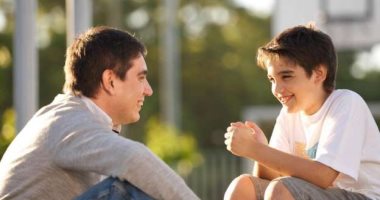 بنصائح بسيطة.. تعلم كيف تتحدث مع أبنائك المراهقين عن المشكلات الجنسية